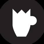 Eine minimalistische weiße Form, die an einen Kaffeebecher erinnert, inspiriert von Café Caspar, mit einem gezackten Deckel und einem kreisförmigen Henkel, vor einem soliden schwarzen, runden Hintergrund.