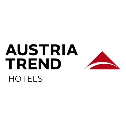 Austria Trend Hotels Logo mit schwarzem Text auf weißem Hintergrund und einer roten geometrischen Form, die an einen stilisierten Berg oder ein Dach erinnert.