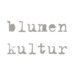 Das Bild zeigt die Wörter „blumen kultur“, die in einer groben, grauen Schriftart im Schreibmaschinenstil auf weißem Hintergrund dargestellt sind.