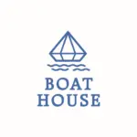 Eine minimalistische blaue Strichzeichnung eines Bootes, das auf den Wellen treibt, mit den Worten BOAT HOUSE in fetten Großbuchstaben darunter, alles vor einem weißen Hintergrund.