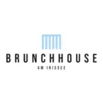 Logo für Brunchhouse am Irissee mit fettgedrucktem schwarzem Text und einer hellblauen Grafik aus sechs vertikalen Balken, die an ein Fenster oder Säulen über dem Geschäftsnamen erinnern, auf weißem Hintergrund.