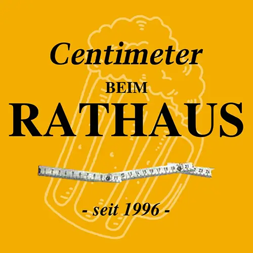 Gelber Hintergrund mit der Illustration eines Bierkruges. Der schwarze Text lautet "Zentimeter BEIM RATHAUS - seit 1996 -" mit einer Maßbandgrafik unter dem Wort "RATHAUS.".