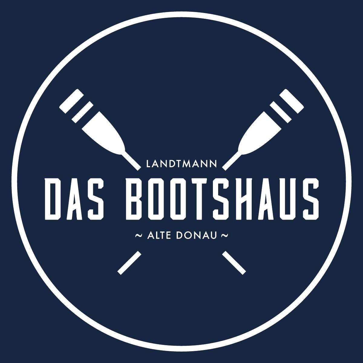 Logo mit zwei gekreuzten Rudern oberhalb und unterhalb des Textes Landtmann DAS BOOTSHAUS ~ ALTE DONAU ~ in weißen Buchstaben auf dunkelblauem Hintergrund, umrahmt von einem weißen Kreis.