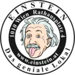 Kreisförmiges Logo mit einem illustrierten Albert Einstein, der seine Zunge herausstreckt. Der umlaufende Text lautet: EINSTEIN, 1010 Wien Rathausplatz 4, Das geniale Lokal, und www.einstein.at in deutscher Sprache.