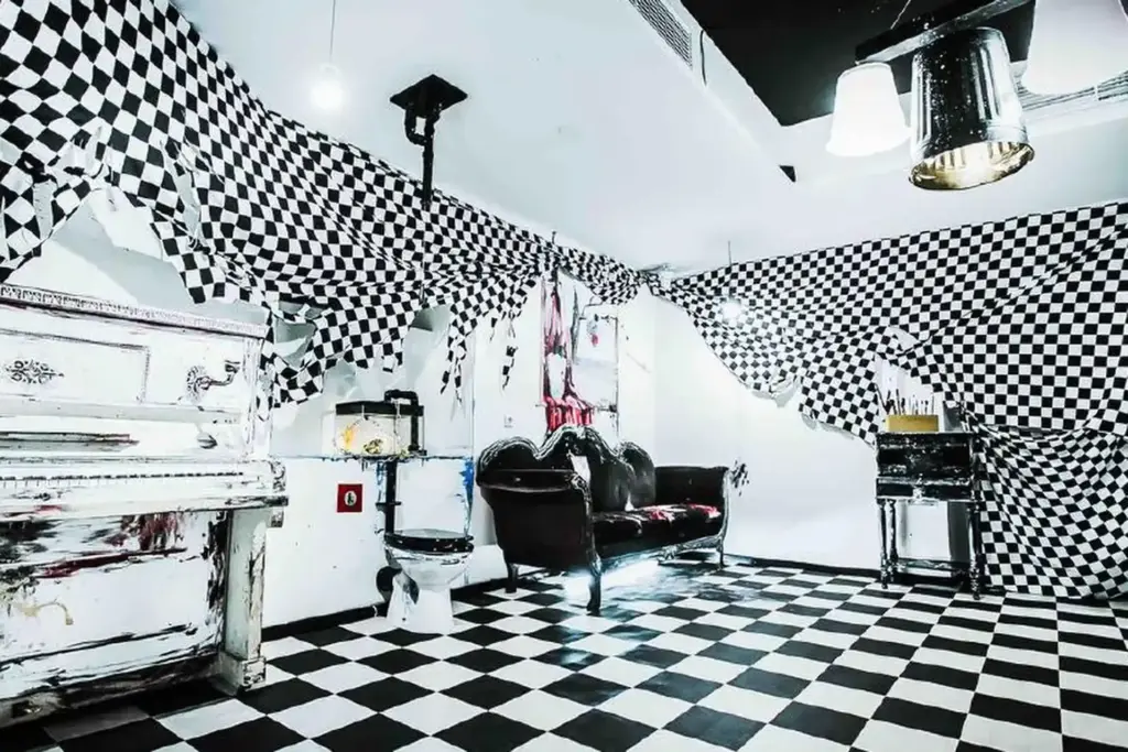 Ein surrealer Raum mit schwarz-weiß kariertem Boden und Vorhängen, einem abgenutzten weißen Klavier, einer Toilette, einem dunklen, verzierten Sofa und einer eklektischen Beleuchtung, die eine skurrile, traumhafte und künstlerische Atmosphäre schafft.