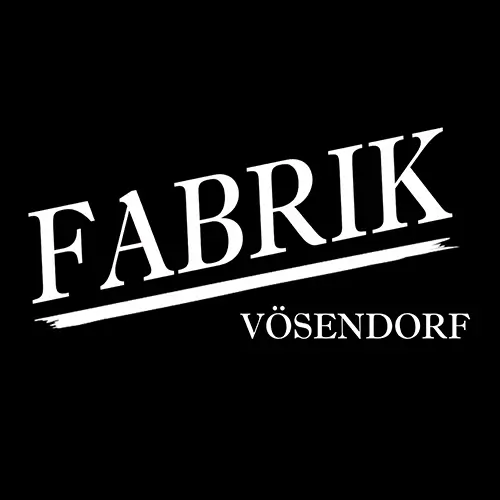 Weißer Text auf schwarzem Hintergrund: FABRIK in großen Buchstaben mit einer weißen Linie darunter und VÖSENDORF in kleineren Buchstaben unter der Linie.