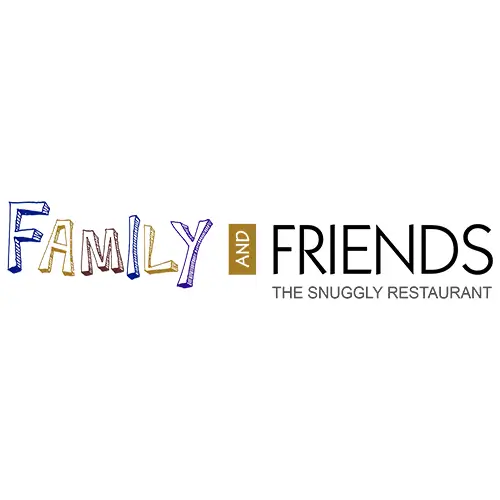 Logo mit den Worten Family und Friends, wobei Family in bunten, verspielten Buchstaben geschrieben ist, AND in einem goldenen Kasten steht und FRIENDS in fetter schwarzer Schrift. Darunter steht "The Snuggly Restaurant".