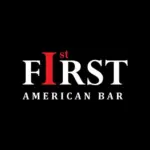 Logo mit dem Schriftzug FIRST AMERICAN BAR auf schwarzem Hintergrund. Das I in FIRST ist rot mit st in kleinen roten Buchstaben darüber; der Rest des Textes ist weiß.