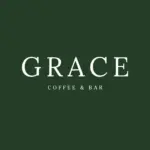 Dunkelgrüner Hintergrund mit dem Wort GRACE in großen weißen Serifenbuchstaben, darunter steht in kleinerem weißen Text COFFEE & BAR. Einfaches und elegantes Logo-Design.