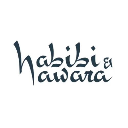 Stilisiertes Textlogo mit den Worten habibi & hawara in einer einzigartigen, künstlerischen Schriftart auf weißem Hintergrund.