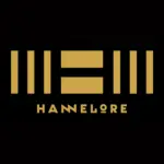 Ein abstraktes geometrisches Muster in Gold über dem Wort „HANNELORE“ in stilisierten goldenen Buchstaben, alles vor einem einfarbigen schwarzen Hintergrund.
