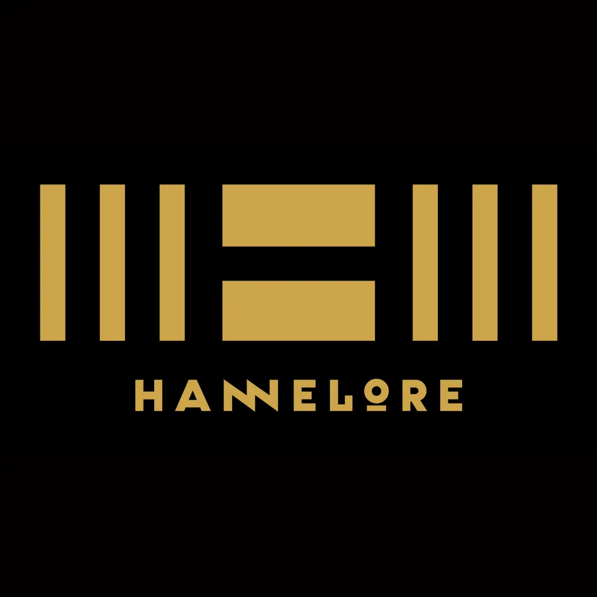 Ein abstraktes geometrisches Muster in Gold über dem Wort „HANNELORE“ in stilisierten goldenen Buchstaben, alles vor einem einfarbigen schwarzen Hintergrund.