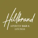 Logo mit dem Schriftzug Hillbrand APERITIF BAR & LOUNGE in weißer Schrift auf einem olivgrünen Hintergrund. Hillbrand ist in einer großen, kursiven Schrift über dem kleineren Text in Großbuchstaben geschrieben.
