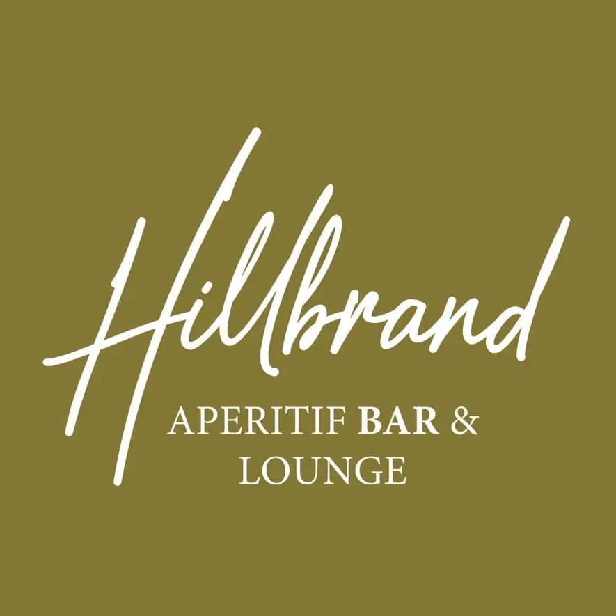 Logo mit dem Schriftzug Hillbrand APERITIF BAR & LOUNGE in weißer Schrift auf einem olivgrünen Hintergrund. Hillbrand ist in einer großen, kursiven Schrift über dem kleineren Text in Großbuchstaben geschrieben.