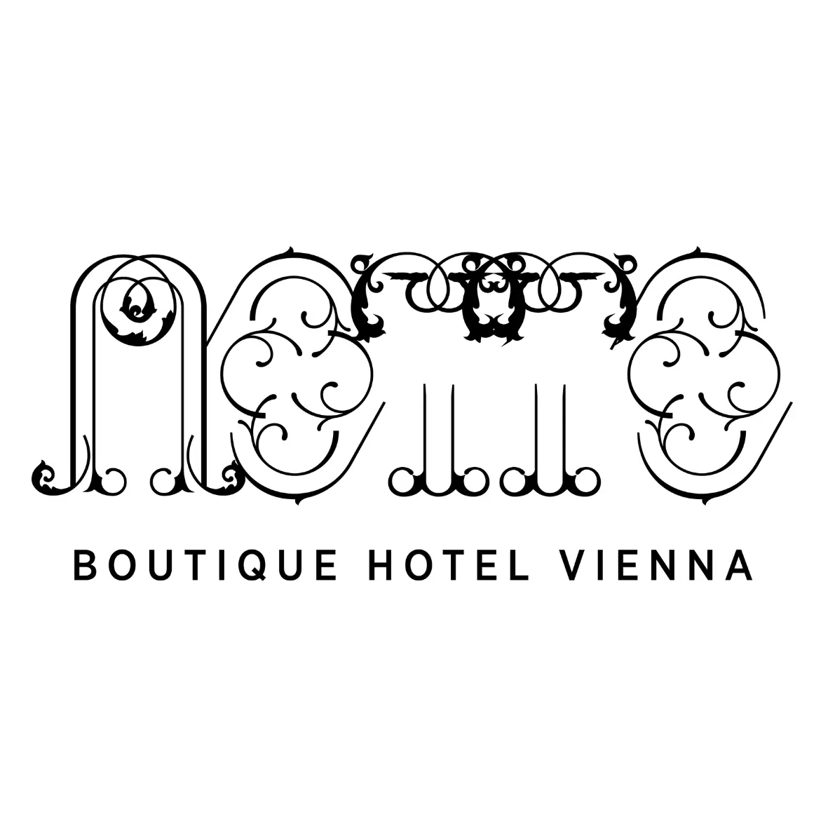 Das Wort „MOTTO“ ist in kunstvollen schwarzen Strichzeichnungen im dekorativen Stil dargestellt, darunter steht „BOUTIQUE HOTEL VIENNA“ in schlichten schwarzen Großbuchstaben. Das Design ist elegant und symmetrisch.