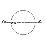Ein dünner schwarzer Kreis mit dem Wort Kusmaul in kursiver Schrift, das horizontal durch die Mitte des Kreises verläuft. Der Schriftzug kreuzt die Kreisgrenze auf beiden Seiten. Der Hintergrund ist weiß.