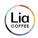 Logo mit dem Text Lia COFFEE innerhalb eines schwarz umrandeten Kreises. Der Kreisrand ist in verschiedene Farben unterteilt, darunter rosa, rot, orange, grün, blau, braun und lila, auf weißem Hintergrund.