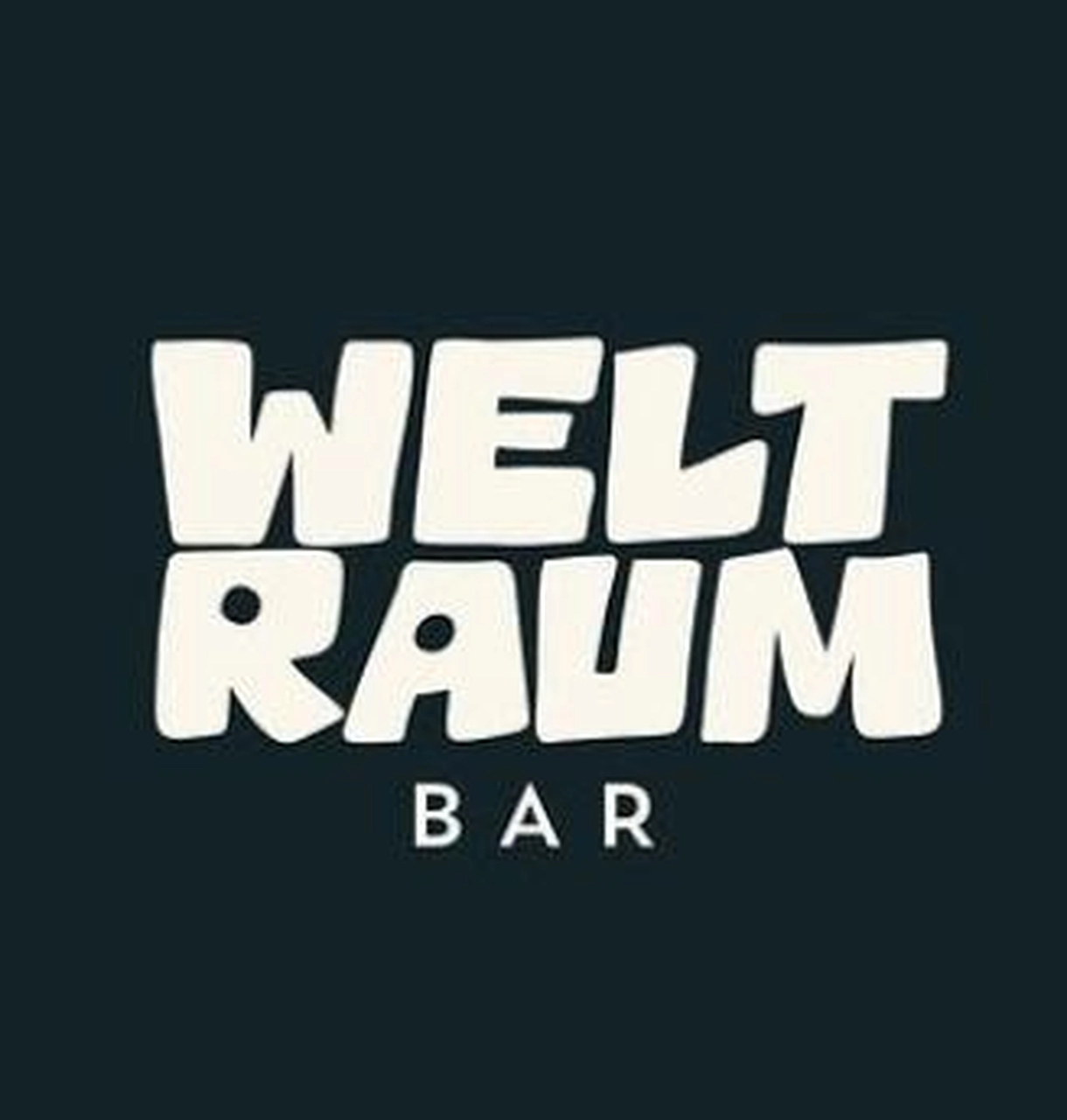 Logo mit fettgedruckter, abgerundeter weißer Schrift auf dunklem Hintergrund mit dem zweizeiligen Schriftzug WELT RAUM, darunter in kleinerer weißer Schrift mittig der Schriftzug BAR.
