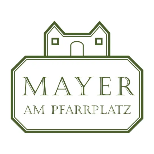 Ein grünes, umrandetes Logo mit einem stilisierten Haus über einem rechteckigen Schild mit dem Text Mayer am Pfarrplatz in Großbuchstaben.