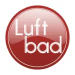 Ein glänzendes, rundes, rotes Logo mit dem Wort Luft über dem Wort bad, beides in großer, weißer, moderner Schrift geschrieben.