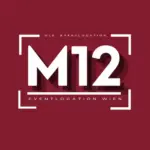 Weißer, fettgedruckter Text M12 auf kastanienbraunem Hintergrund, mit kleinerem Text oben und unten: M12 Eventlocation und Eventlocation Wien, eingerahmt von weißen Eckklammern.