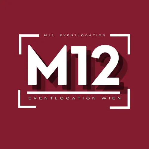Weißer, fettgedruckter Text M12 auf kastanienbraunem Hintergrund, mit kleinerem Text oben und unten: M12 Eventlocation und Eventlocation Wien, eingerahmt von weißen Eckklammern.