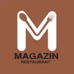 Ein großes weißes „M“, dessen obere Ecken aus einem Löffel und einer Gabel bestehen. Darunter steht auf braunem Hintergrund der Schriftzug „MAGAZIN RESTAURANT“.