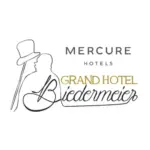 Logo für Mercure Hotels Grand Hotel Biedermeier, bestehend aus einer minimalistischen Strichzeichnung einer Person mit Zylinder und stilisiertem Text des Hotelnamens in Schwarz und Gold.