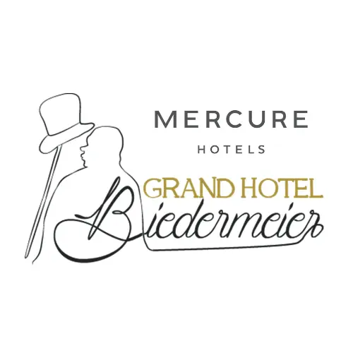 Logo für Mercure Hotels Grand Hotel Biedermeier, bestehend aus einer minimalistischen Strichzeichnung einer Person mit Zylinder und stilisiertem Text des Hotelnamens in Schwarz und Gold.