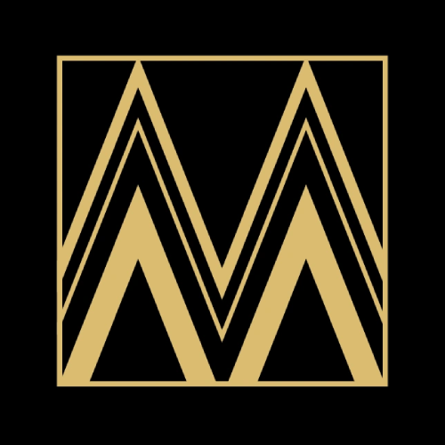 Ein goldener geometrischer Buchstabe M mit kantigen, sich überschneidenden Linien innerhalb eines goldenen Quadrats auf schwarzem Hintergrund.