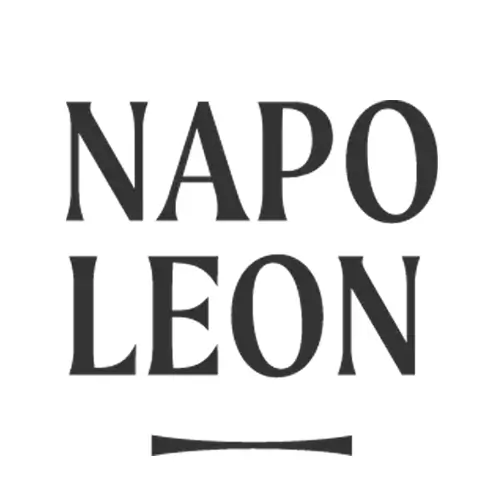 Schwarzer Text auf weißem Hintergrund buchstabiert NAPOLEON in zwei Zeilen, wobei NAPO oben und LEON unten steht. Eine gebogene schwarze Linie befindet sich mittig unter dem Text.