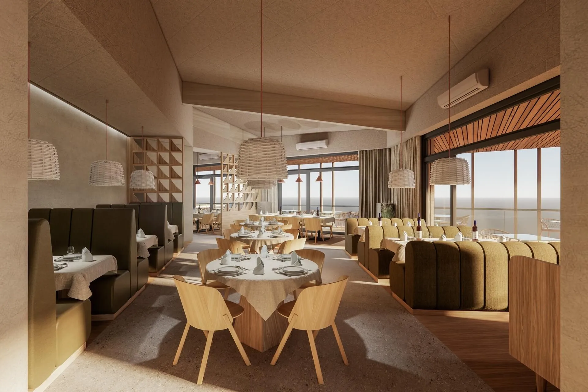Ein modernes Restaurant mit Holztischen und -stühlen, Hängelampen, grünen Sitznischen, großen Fenstern und Blick auf das Meer draußen. Die Tische sind mit Tellern, Gläsern und Utensilien gedeckt. Die Atmosphäre ist hell und luftig.