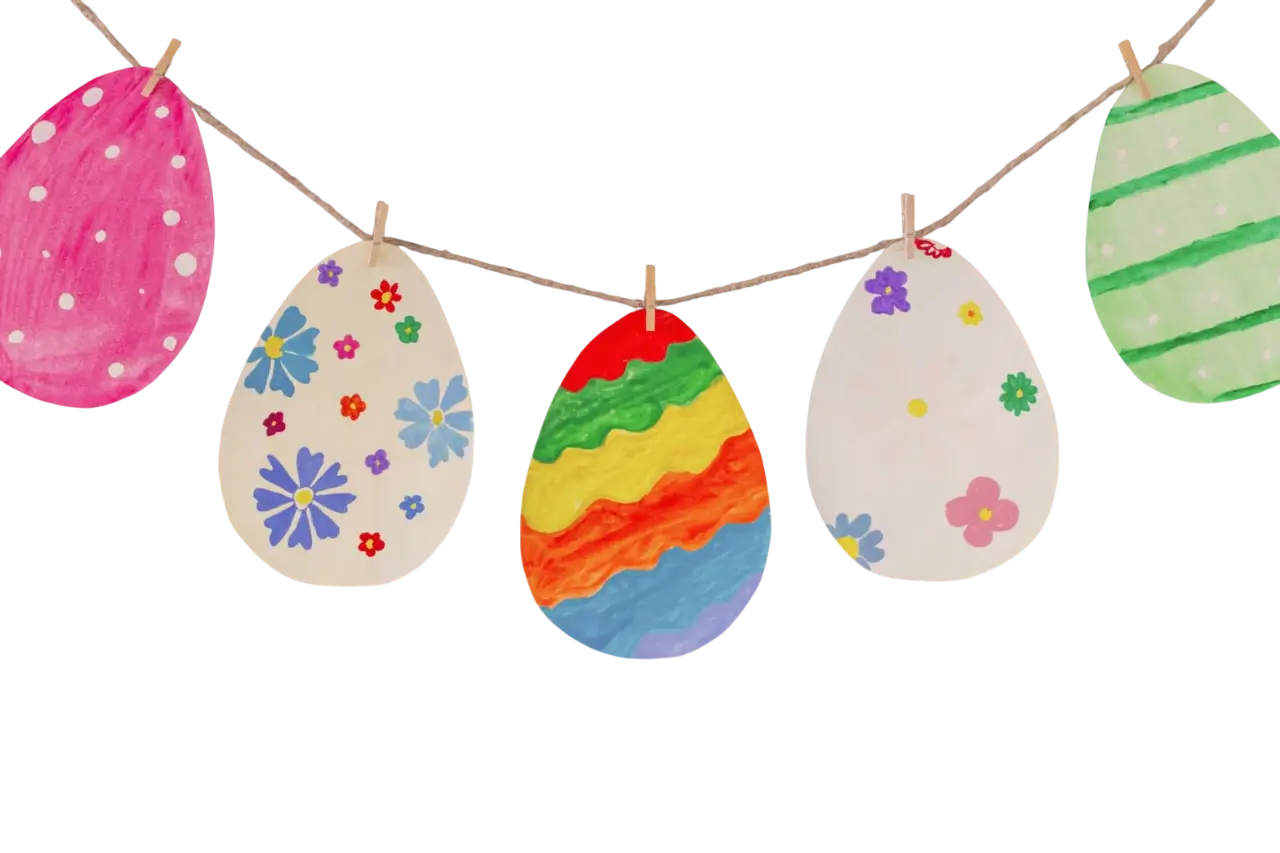 Vier bunte, dekorierte Ostereier aus Papier hängen an einer Schnur mit Wäscheklammern - perfekt für Osterdeko-Basteln. Jedes Ei hat ein einzigartiges Design, darunter Blumen, Streifen, Punkte und mehrfarbige Wellenlinien. Der Hintergrund ist transparent.