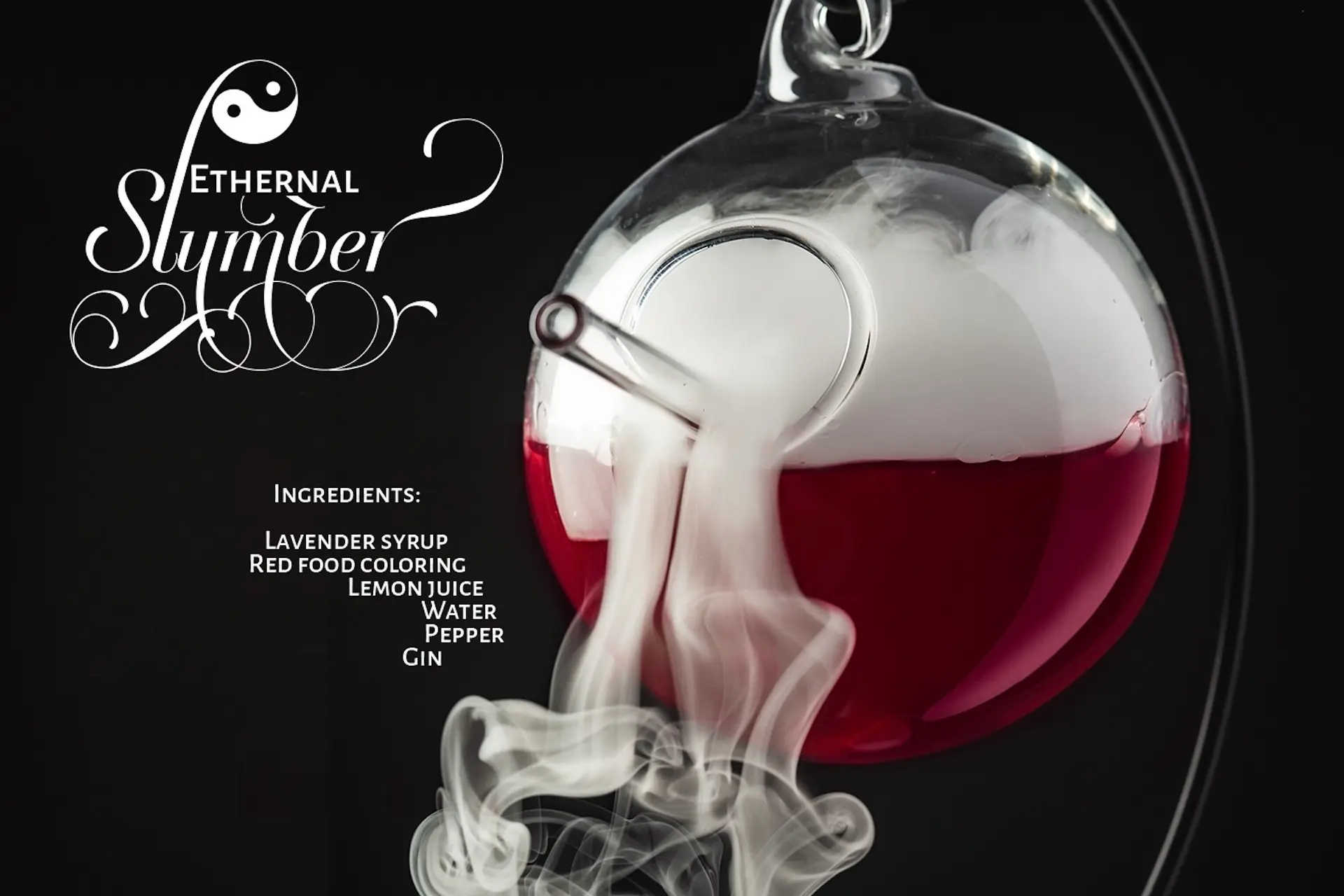 Ein rundes Glasgefäß mit roter Flüssigkeit und weißem Rauch, aus dem die Aufschrift "Ethernal Slumber" herausquillt. Dieses bezaubernde, von Zaubertränken inspirierte Getränk enthält Lavendelsirup, rote Lebensmittelfarbe, Zitronensaft, Wasser, Pfeffer und Gin auf schwarzem Hintergrund.