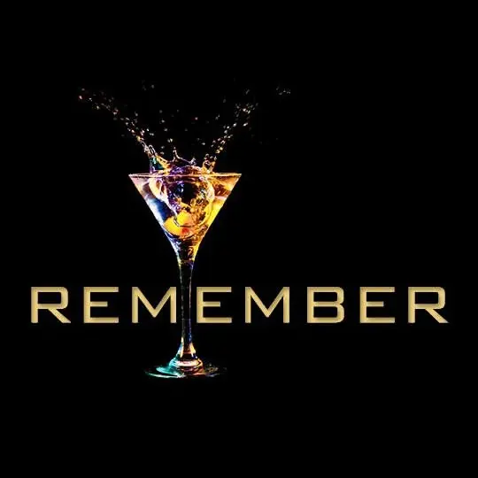 Ein Martini-Glas mit einer Zitrone und spritzender Flüssigkeit über dem fetten Wort REMEMBER auf schwarzem Hintergrund.