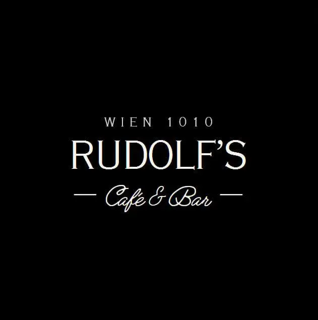 Schwarzer Hintergrund mit weißem Text, der lautet: WIEN 1010 Rudolf's Cafe & Bar in einer stilvollen Schriftart. Dünne Linien trennen Rudolf's Cafe & Bar vom Rest des Textes.
