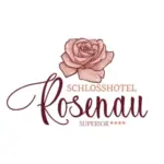 Logo für das Schlosshotel Rosenau mit einer rosafarbenen Rosenillustration über dem Namen. Schlosshotel und Superior sind in Großbuchstaben geschrieben, Rosenau in großer Schreibschrift mit vier Sternen neben Superior.