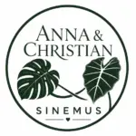Ein kreisförmiges Logo mit dem Text Anna & Christian SINEMUS über einem kleinen Herz, in dessen Mitte zwei tropische Blätter (Monstera und Alocasia) abgebildet sind.