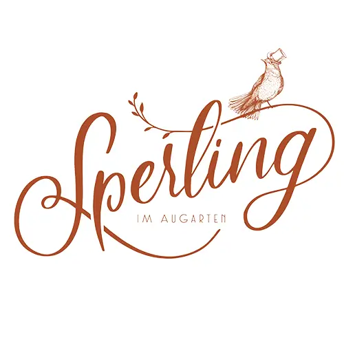 Logo mit dem Wort Sperling in kursiver Schrift, darunter in kleinerer Schrift IM AUGARTEN und der Abbildung eines Vogels mit Zylinder auf dem Buchstaben g.