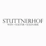 Schwarzer Text auf weißem Hintergrund lautet: STUTTNERHOF mit kleinerem Text darunter, der WEIN - KULTUR - KULINARIK lautet.