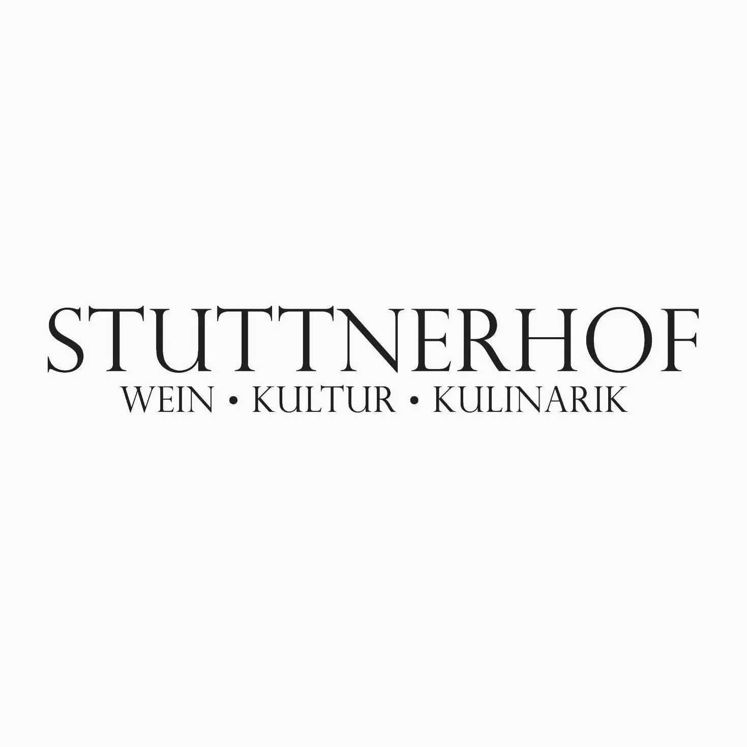Schwarzer Text auf weißem Hintergrund lautet: STUTTNERHOF mit kleinerem Text darunter, der WEIN - KULTUR - KULINARIK lautet.