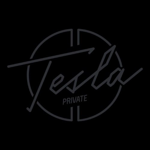 Schwarzer Hintergrund, auf dem das Wort Tesla in einer großen, stilisierten Schriftart geschrieben ist. Das Wort PRIVATE erscheint in kleineren Großbuchstaben darunter, mit einfachen kreisförmigen und vertikalen Linienelementen hinter dem Text.