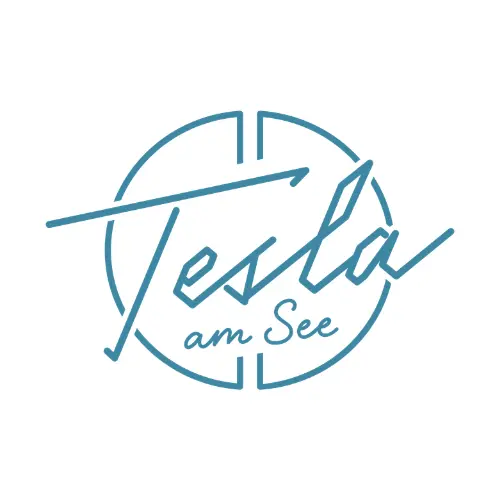 Blaues Logo mit dem handgeschriebenen Schriftzug Tesla am See vor einem stilisierten kreisförmigen Design, alles auf einem sauberen weißen Hintergrund.