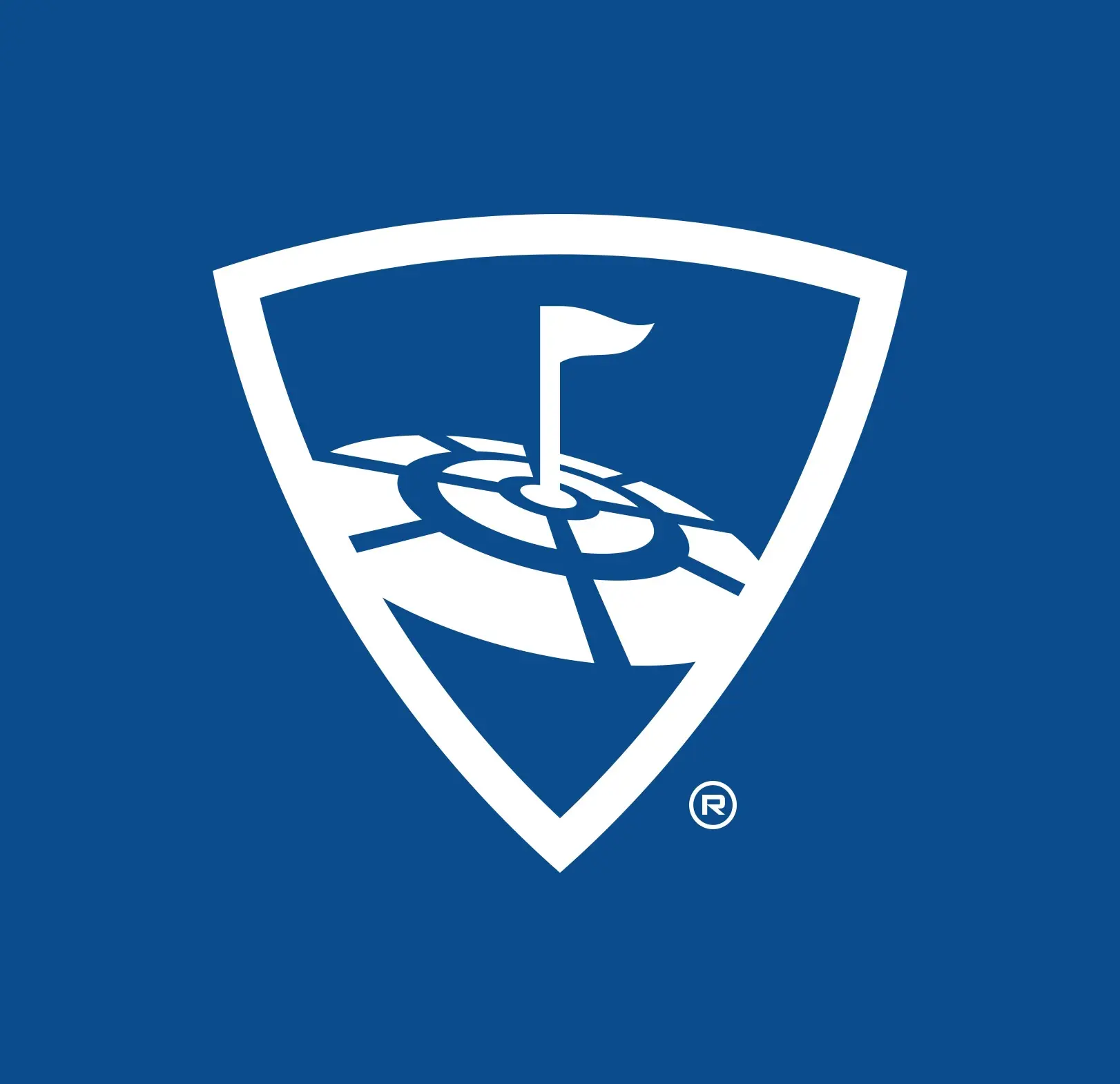 Ein weißes schildförmiges Logo mit einer Golfflagge in der Mitte auf blauem Hintergrund. Das Design suggeriert ein Ziel und wird mit Golf assoziiert.