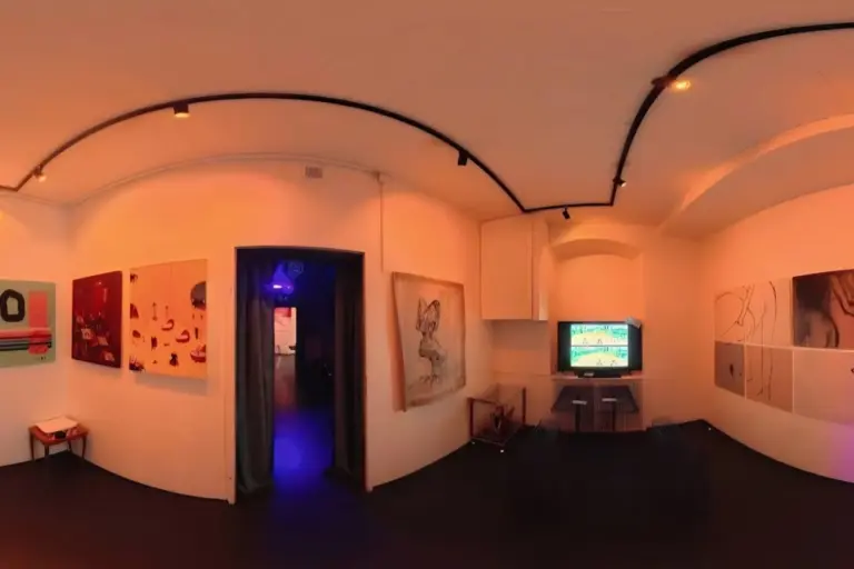 Kunstgalerie mit zeitgenössischen Gemälden an weißen Wänden, einem Fernsehbildschirm mit buntem Bildmaterial und gedämpfter Beleuchtung. Ein Durchgang führt in einen weiteren Raum mit blauen und violetten Lichtern. Der Raum wirkt modern und fesselnd.