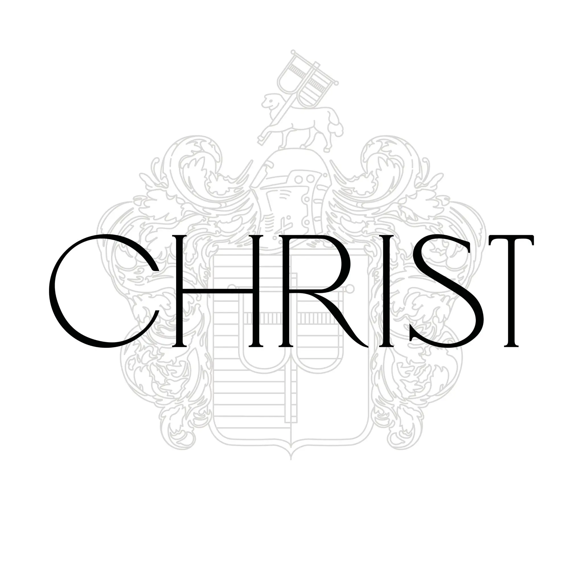 Das Wort CHRIST in großer, eleganter schwarzer Schrift wird von einem schwachen, verschnörkelten Wappen überlagert, das ein Lamm mit einer Fahne und aufwändige dekorative Details zeigt.
