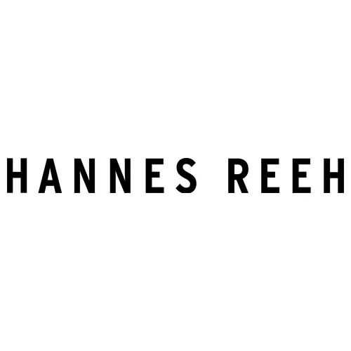 Der Schriftzug HANNES REEH ist in fetten, schwarzen Großbuchstaben auf weißem Hintergrund dargestellt.