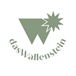 Ein stilisiertes grünes Logo mit einer großen W-Form, einem Sternenhimmel oben rechts und dem Wort dasWallenstein in geschwungener Form darunter.