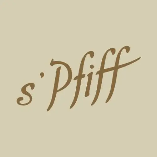 Das Bild zeigt das Wort „sPfiff“ in einer braunen, eleganten Schreibschrift auf hellbeigem Hintergrund.